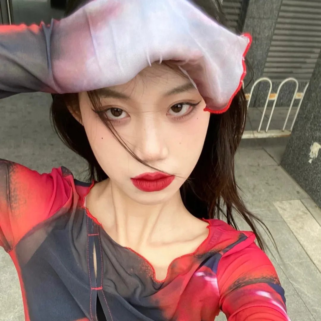 小鬼头上的女人